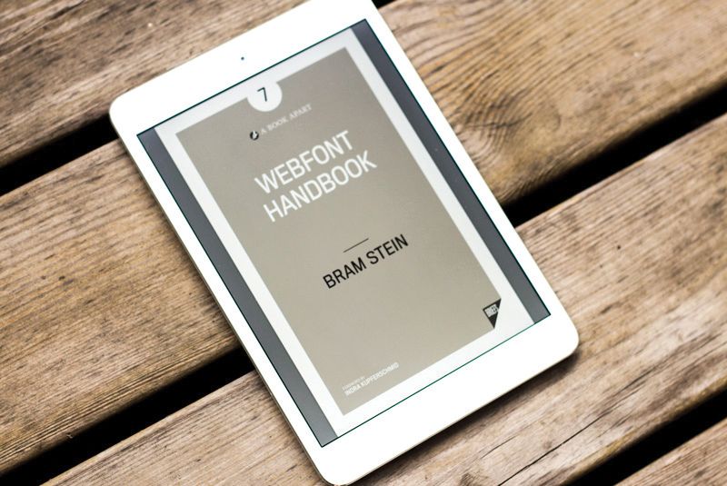 Weiterführende Literatur: Von der Auswahl bis zur Optimierung zeigt Ihnen das Webfont-Handbuch, wie Webfonts das Web zu einer visuell vielfältigeren, effizienteren und lesbareren Umgebung machen können.