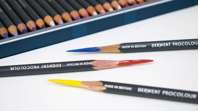 Meilleurs crayons: trois crayons de couleur Derwent Procolour avec le bord de l