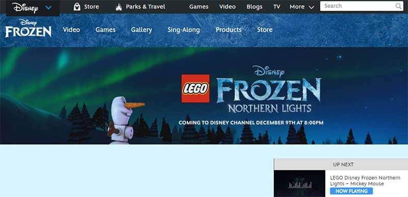 Aparece una navegación universal en todo el sitio web de Disney que ofrece enlaces a productos relacionados y parques temáticos.