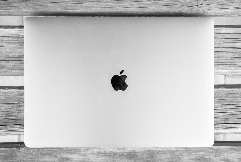 Apple MacBook mit Logo