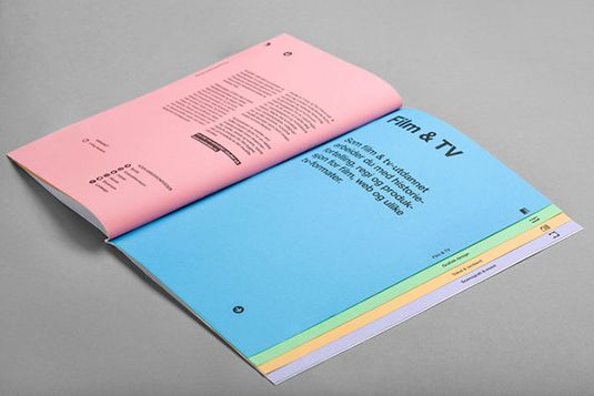 Diese Broschüre kombiniert Farbe, Typografie und Registerkarten mit großer Wirkung