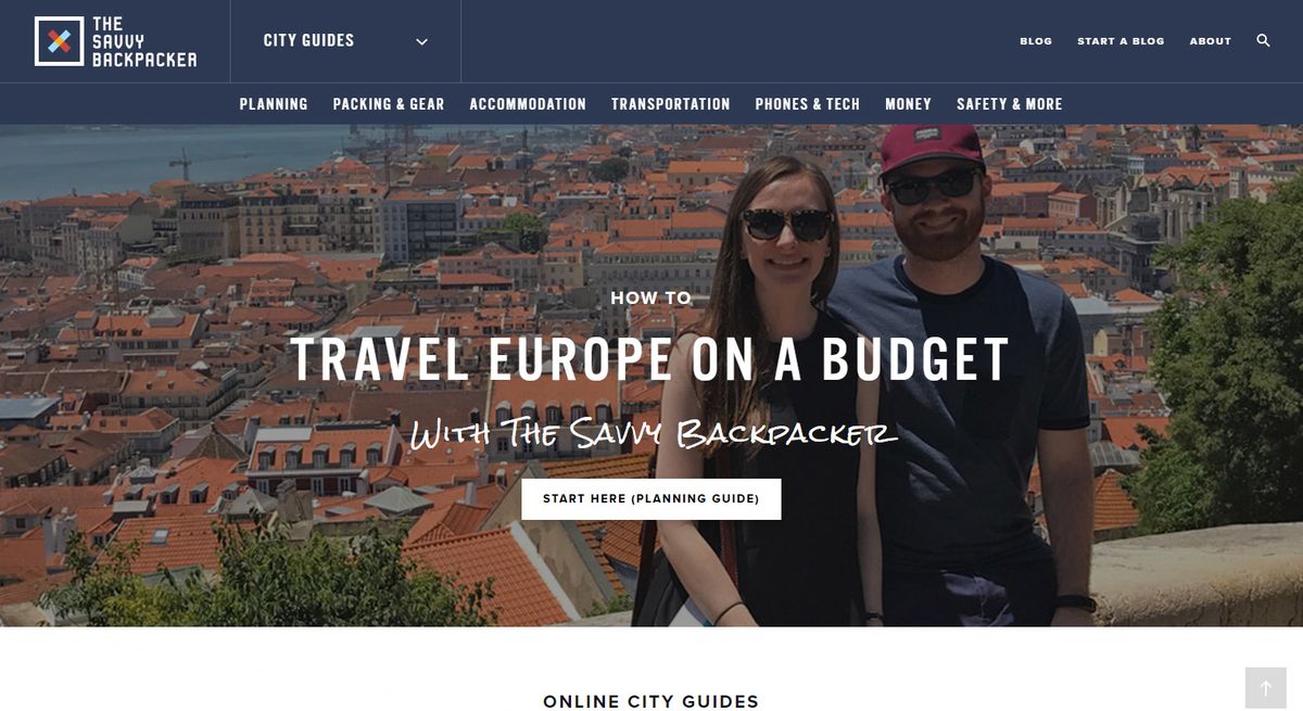 SavvyBackpacker Homepage eines Fotos eines Paares, das vor einer europäischen Stadt steht