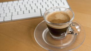 Tasse Espresso von einer Computertastatur