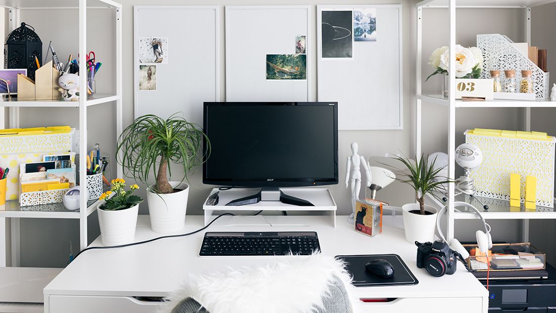 Home Office mit Computer, Pflanzen, Ideentafel, Briefpapier, Drucker, bequemem Stuhl