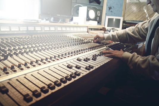 Traditionelle Audio-Aufnahmestudios sind ein Biest zum Kaufen, Einrichten und Betreiben. Es gibt jedoch einfachere Optionen