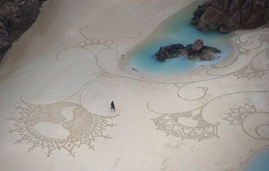 Der Künstler Andres Amador schuf diesen schönen Entwurf am Plemont Strand, Jersey. Bild Carl Court