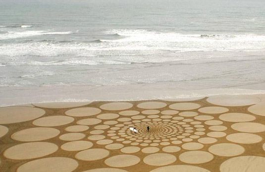 Strandkunst ist eine der schönsten Kunstformen der Welt. In den letzten Jahren haben sich immer mehr Designer der riesigen Leinwand zugewandt, um ihre Arbeiten zu zeigen. Die 2D-Bilder sind völlig natürlich, verwenden keine Materialien und lassen nichts verändert. Sie leben für die Zeit der Flut. Hier sind 10 der talentiertesten Strandkünstler der Welt. Welches Design ist dein Favorit?