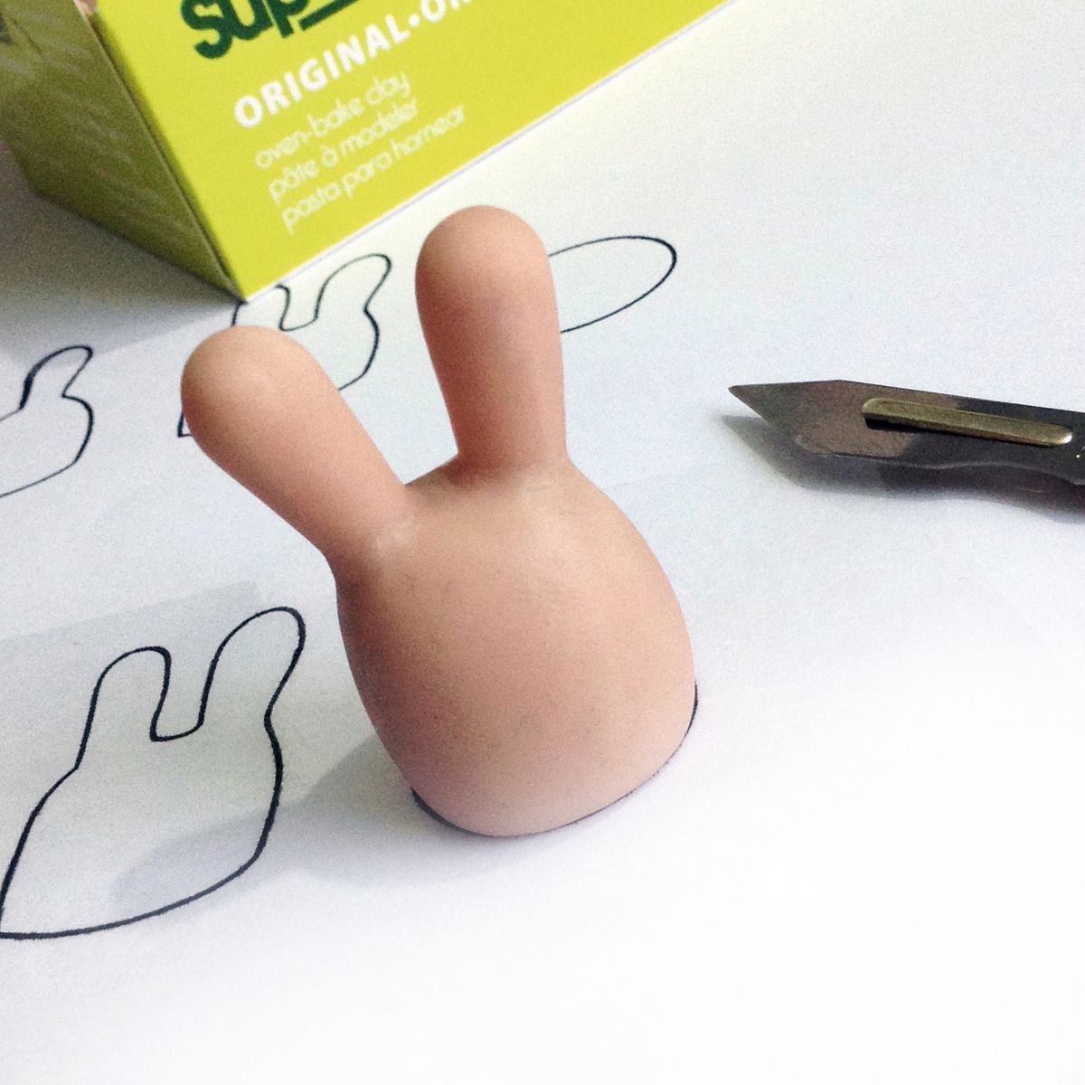 Super Sculpey Ton wird verwendet, um einen Meister für das Kunstspielzeug zu machen