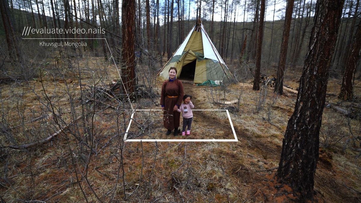 Mongolische Mutter und Kind vor dem Zelt