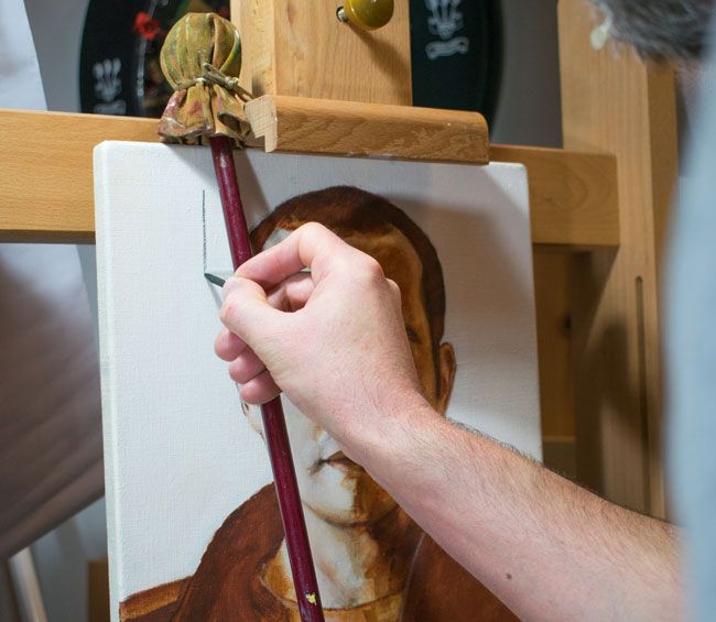 Mahlstick sur chevalet avec peinture personne