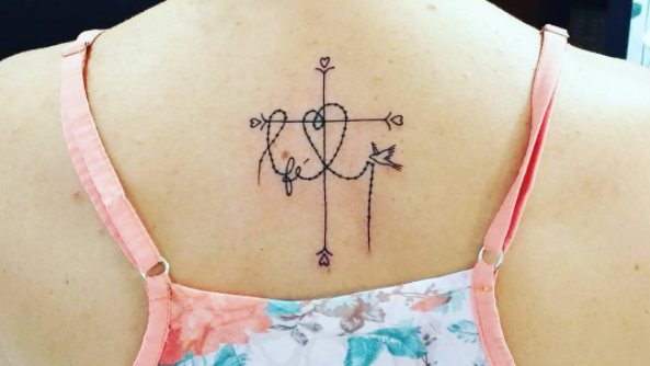 Hübsches Kreuz Tattoo