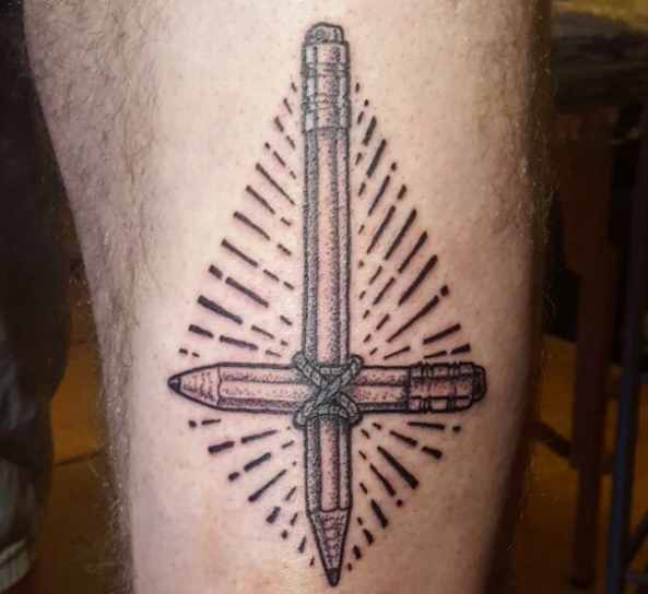 Künstlerisches Kreuz Tattoo