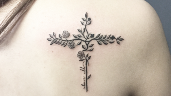 Botanisches Kreuz Tattoo
