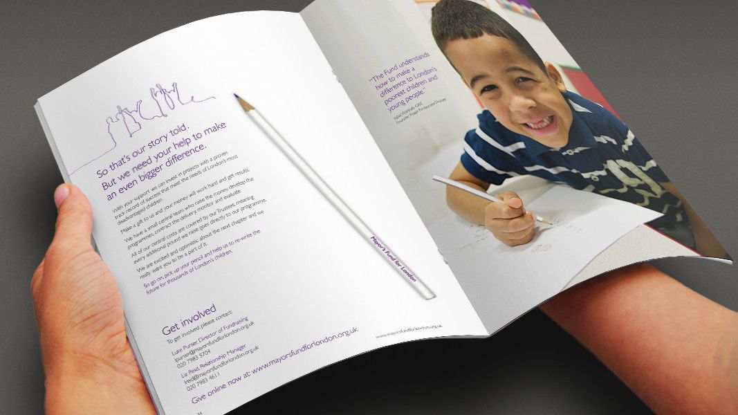 Ceruza, doodle illusztrációk és egy gyermek rajzának fényképe ebben az éves jelentés füzetben