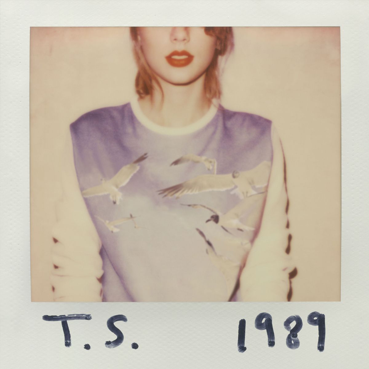 Couverture de 1989 montrant un Polaroid de Taylor Swift, rogné au niveau des yeux