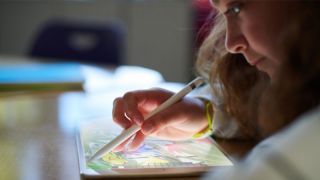 Ein Mädchen mit einem Apple Pencil auf einem iPad