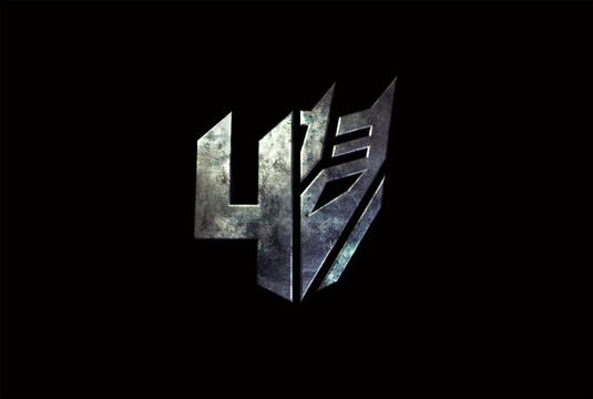 Das neue Logo mischt das Transformers Decepticon-Logo mit der Nummer 4 und repräsentiert den vierten Film in der aktuellen Serie