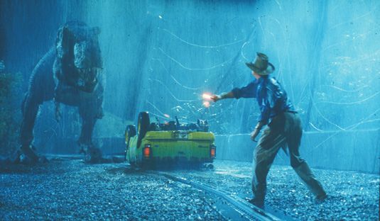 Efectos especiales en películas: parque jurásico todavía de dinosaurio, coche y guardabosques