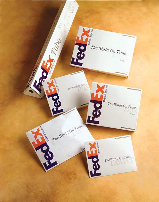 Mejores logotipos: varios envases con el logotipo de FedEx