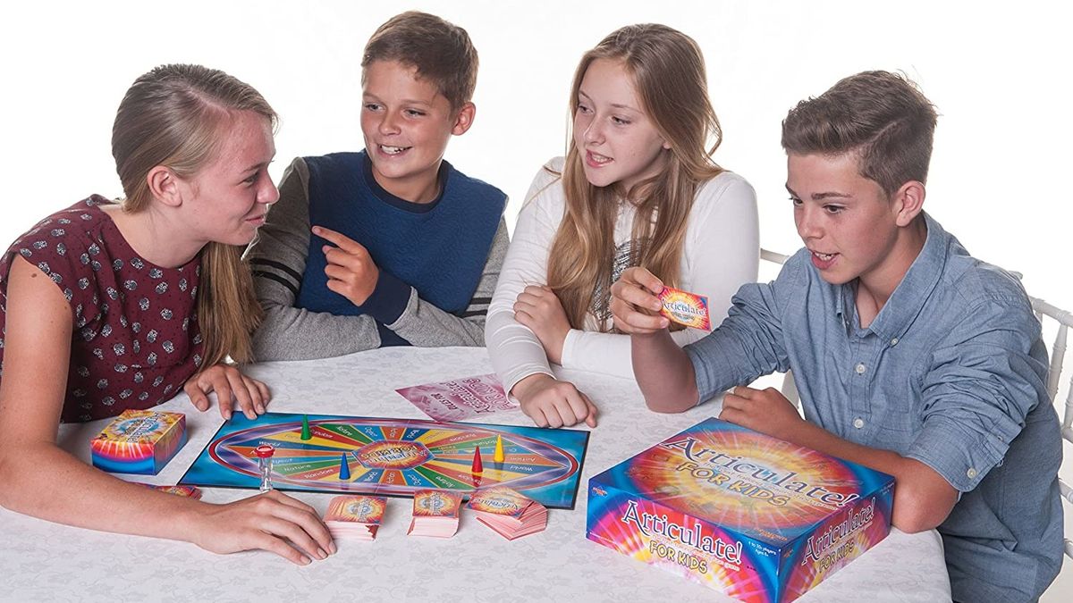 Vier Kinder spielen Articulate for Kids