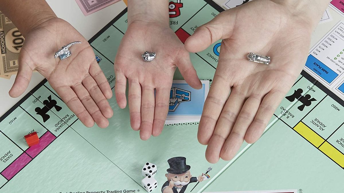 Drei Hände mit Monopolzählern