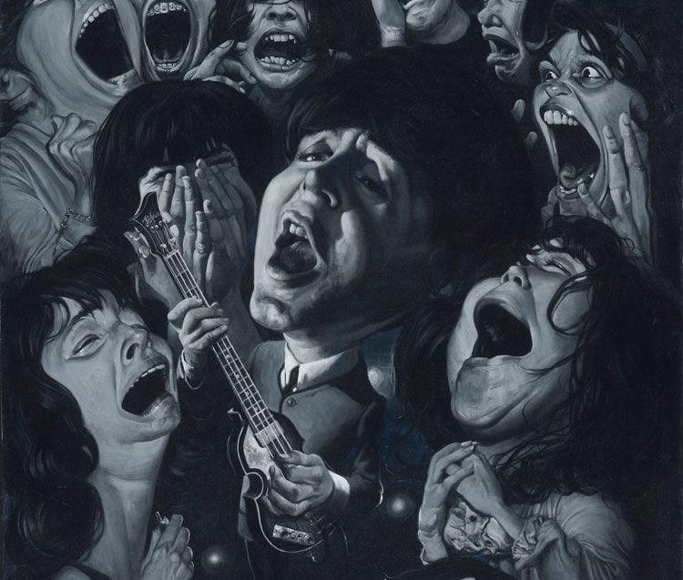 Image de Paul McCartney entouré de fans avec la bouche ouverte