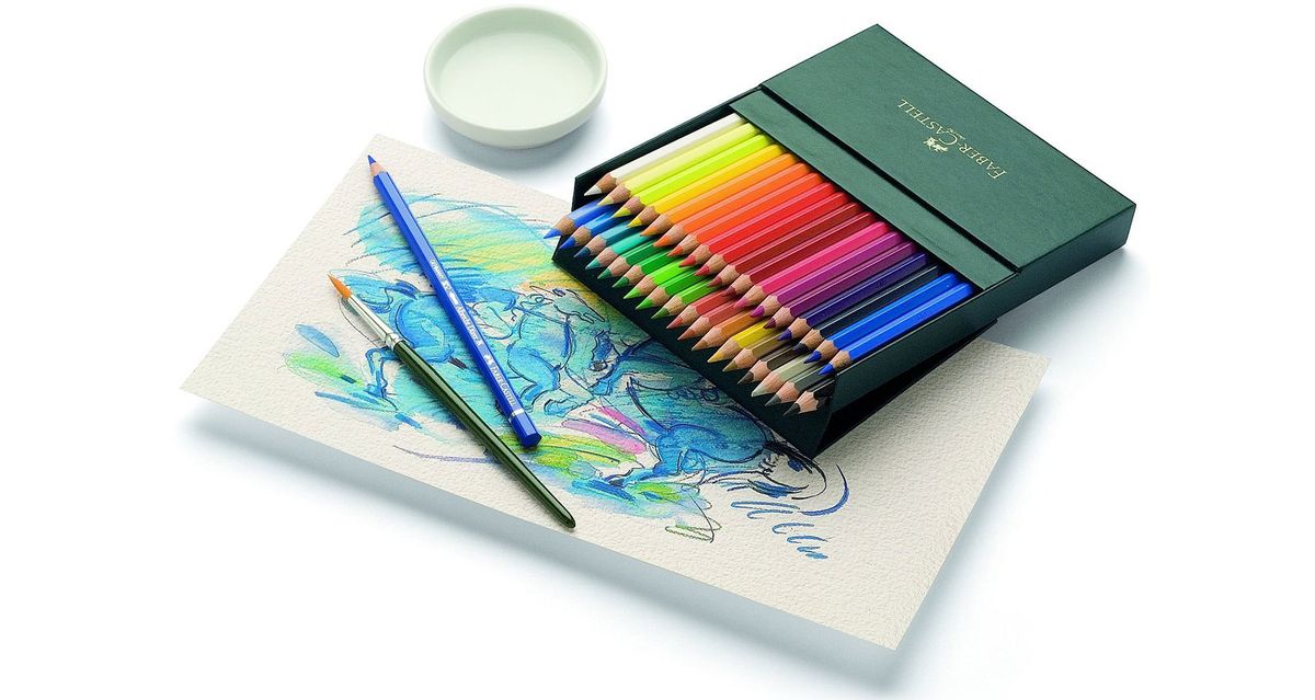 crayons aquarelle sur un carnet de croquis
