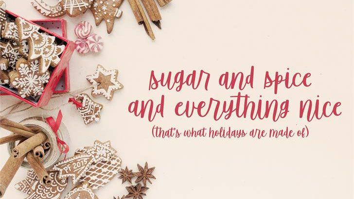 Kostenlose Skriptschriften: Beispiel von Sugar & Spice mit festlichem Hintergrund von Weihnachtsdekorationen