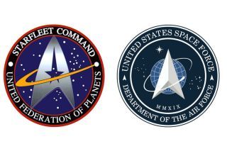 Das Star Trek Starfleet-Logo (links) neben dem neuen Space Force-Logo