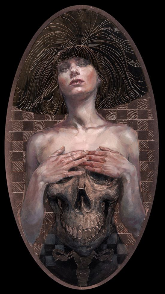 Frau mit Schädel auf der Brust