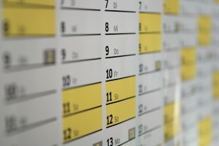Kalender-Apps: Nahaufnahme des physischen Wandkalenders