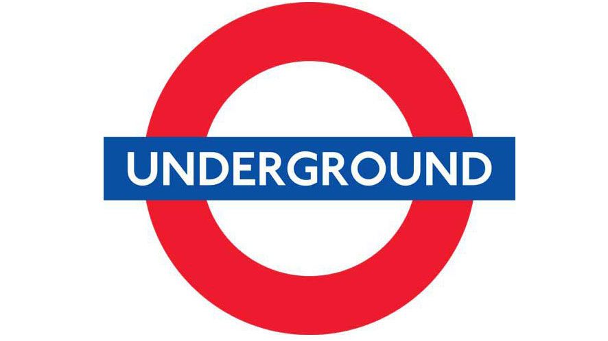 Bár nehéz elképzelni egy egyszerűbb logót, mint a fehér típus, a kék sáv mellett, amelyek mind piros, vastag körökön kereszteződnek, a londoni metró emblémája a világ egyik legismertebb emblémája. Buszok, állomások és metrók ​​gyártása Anglia fővárosában a város létrehozhatatlan jelképévé vált - és több mint száz éve fejlődik.