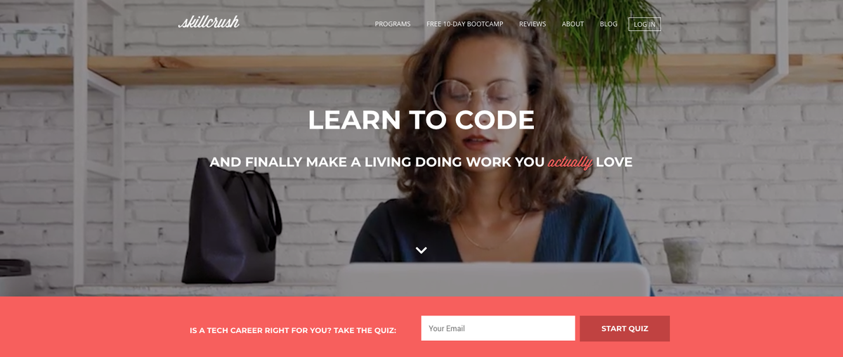 Online-Codierungskurse: Skillcrush-Homepage mit einer jungen Frau im angesagten Büro