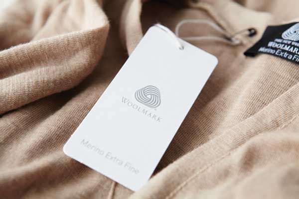 Meilleurs logos: étiquette Woolmark attachée à un pull