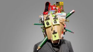 Dirección de arte: Hombre con bolsa en la cabeza, artículos estacionarios sobresalen de la bolsa.
