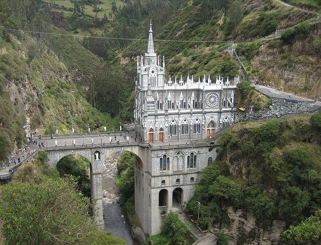 Bâtiments célèbres: sanctuaire de Las Lajas en Colombie