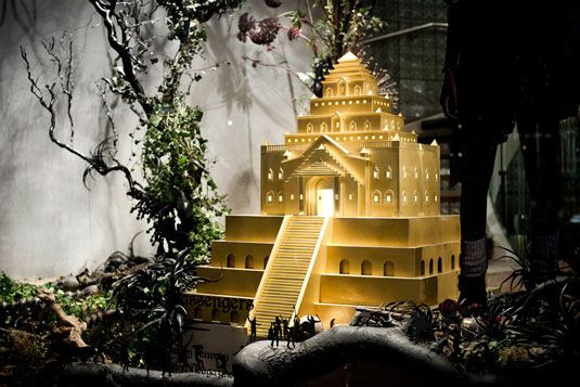 Model hrama s minijaturnim likovima na izlogu
