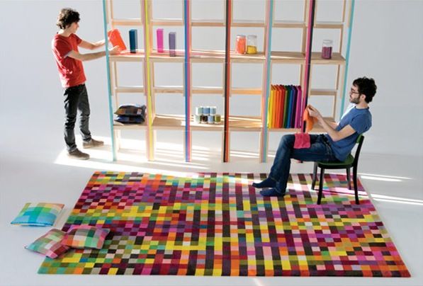 Pixelkunst: Zwei Männer, ein Bücherregal und ein Teppich basierend auf einem Pixel-Design