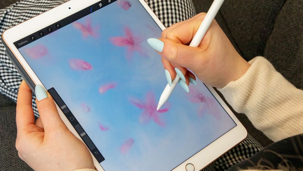 Frau, die auf iPad Air mit Apple Pencil zeichnet