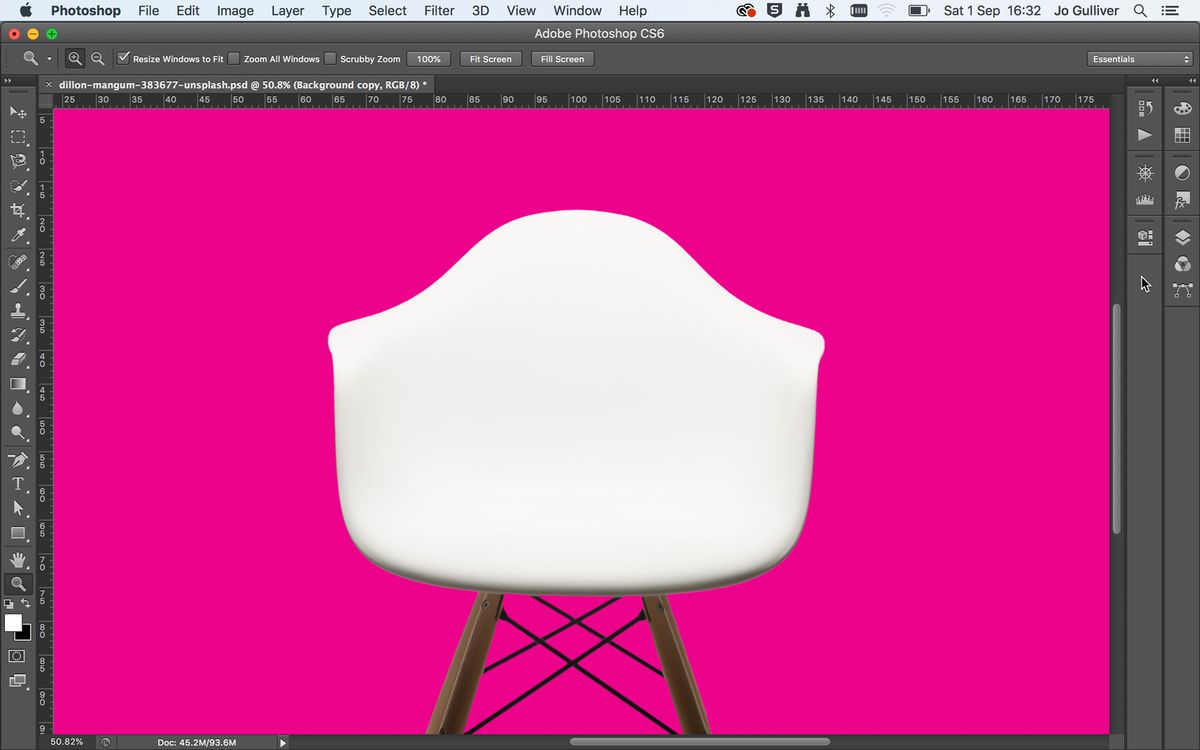 Screenshot eines weißen Stuhls auf einem rosa Hintergrund in Photoshop