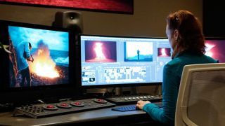 Softver za video montažu: Žena koja koristi Premiere Pro