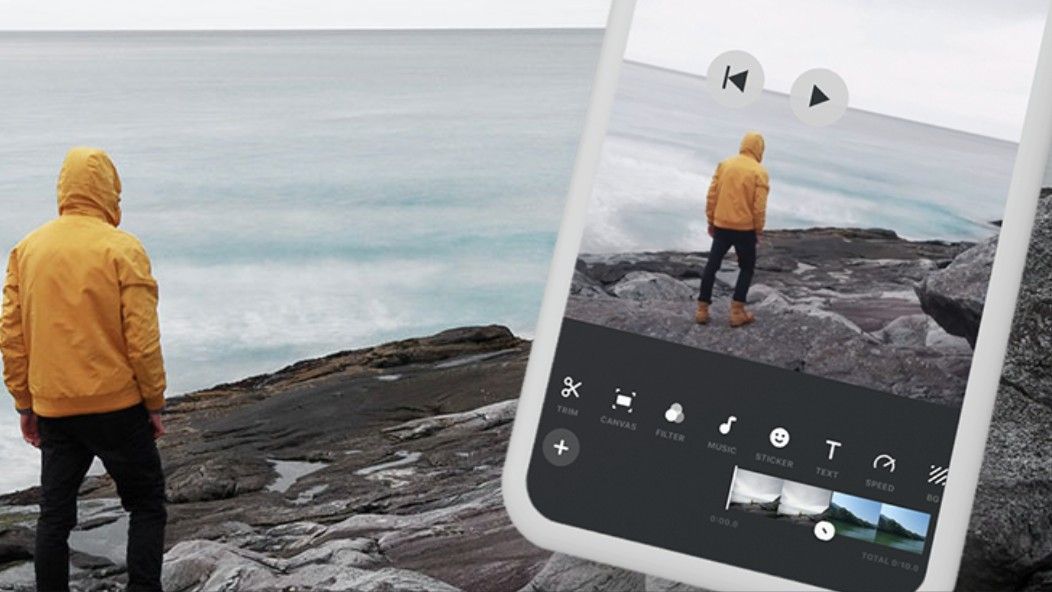 Човек, стоящ на плажа, и същата сцена на екрана на смартфона