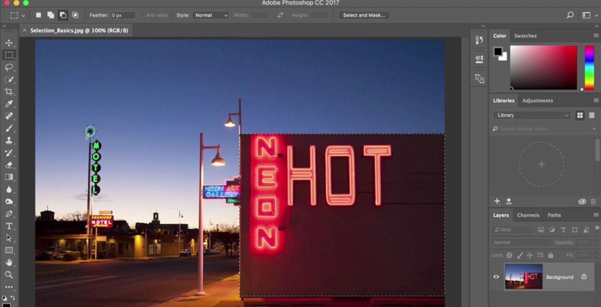 Tutoriales de Photoshop: foto de una carretera con varios letreros de neón para hoteles