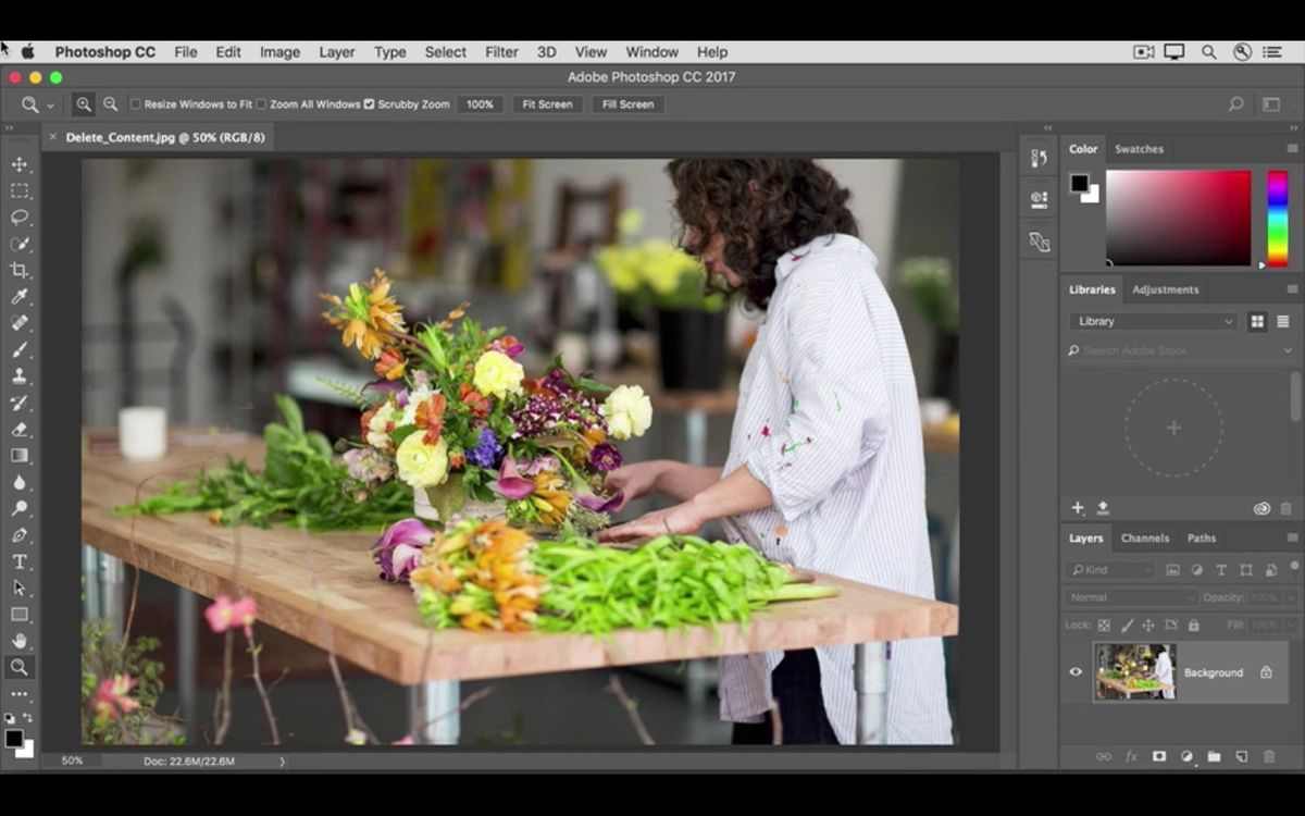 Tutoriales de Photoshop: Mujer preparando plantas en la mesa