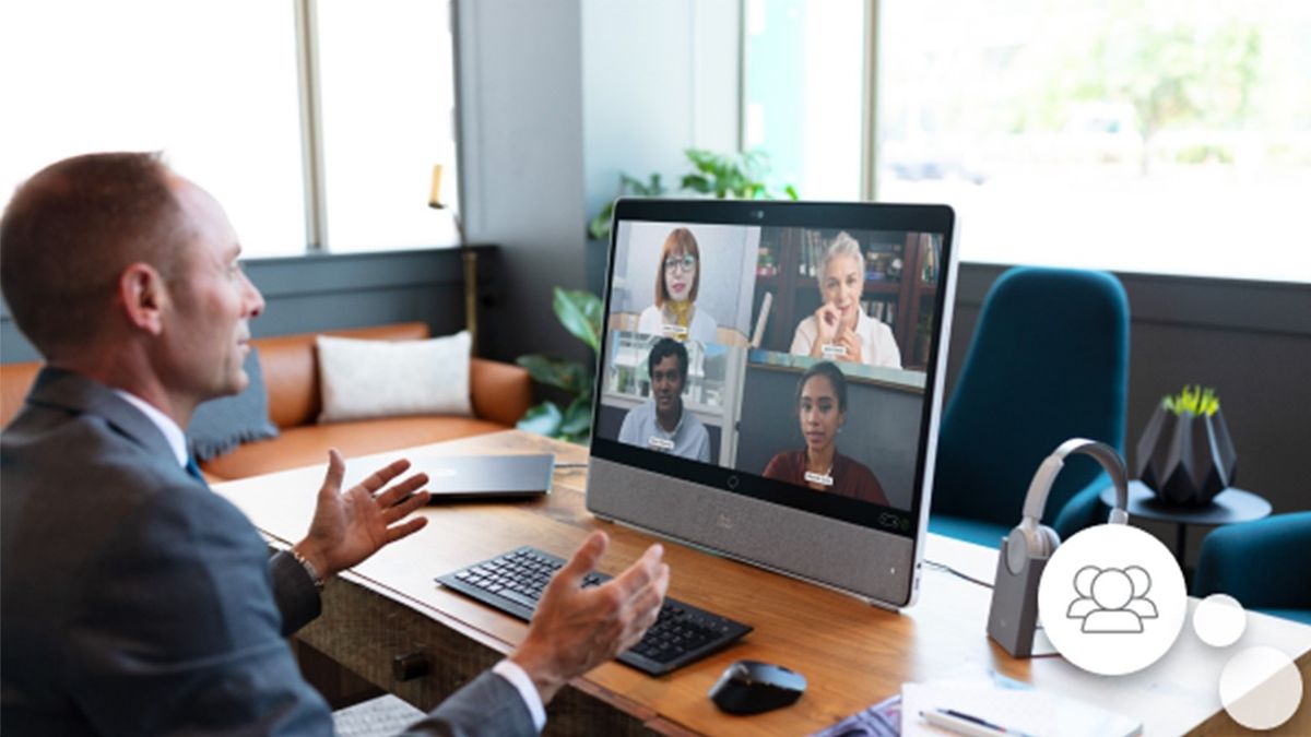 Hombre charlando con cuatro personas por video en el monitor de su computadora