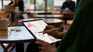 Meilleures applications iPad Pro: un concepteur utilisant Apple Pencil 2 sur un iPad Pro 2018