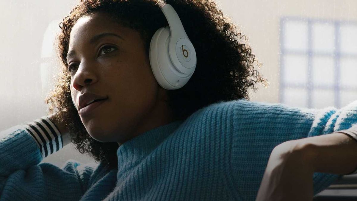 Apple slušalice: Žena koja nosi Beats slušalice