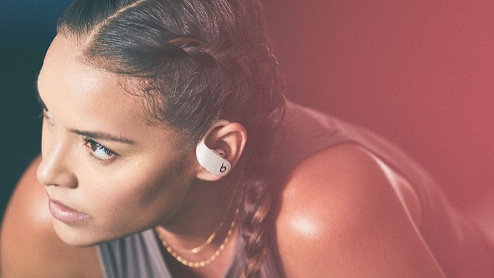 Apple slušalice: žena koja nosi Powerbeats slušalice